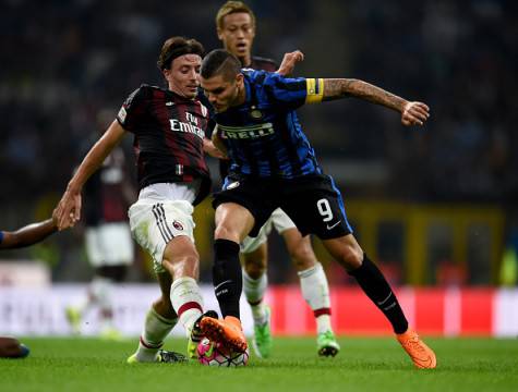 Montolivo contro Icardi nel derby ©Getty Images