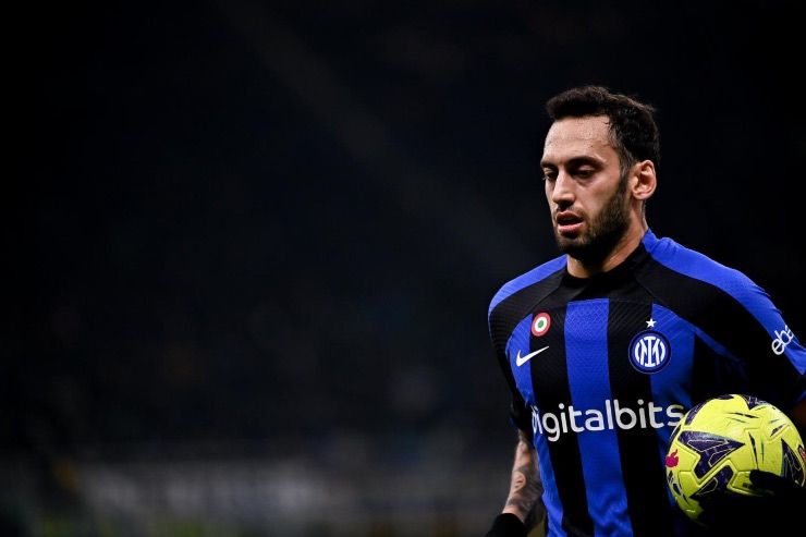 Calhanoglu deriso dai tifosi milanisti 