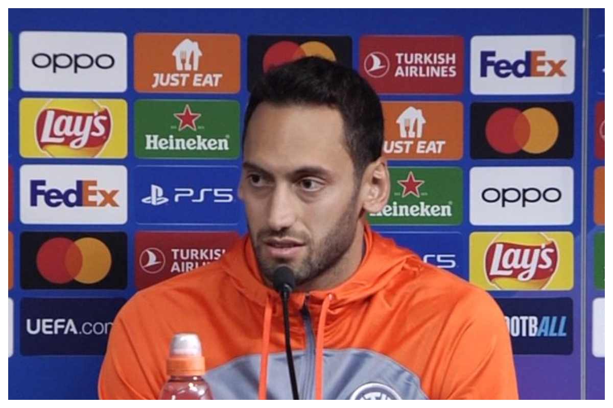 Calhanoglu in conferenza stampa prima della partita contro il Benfica 