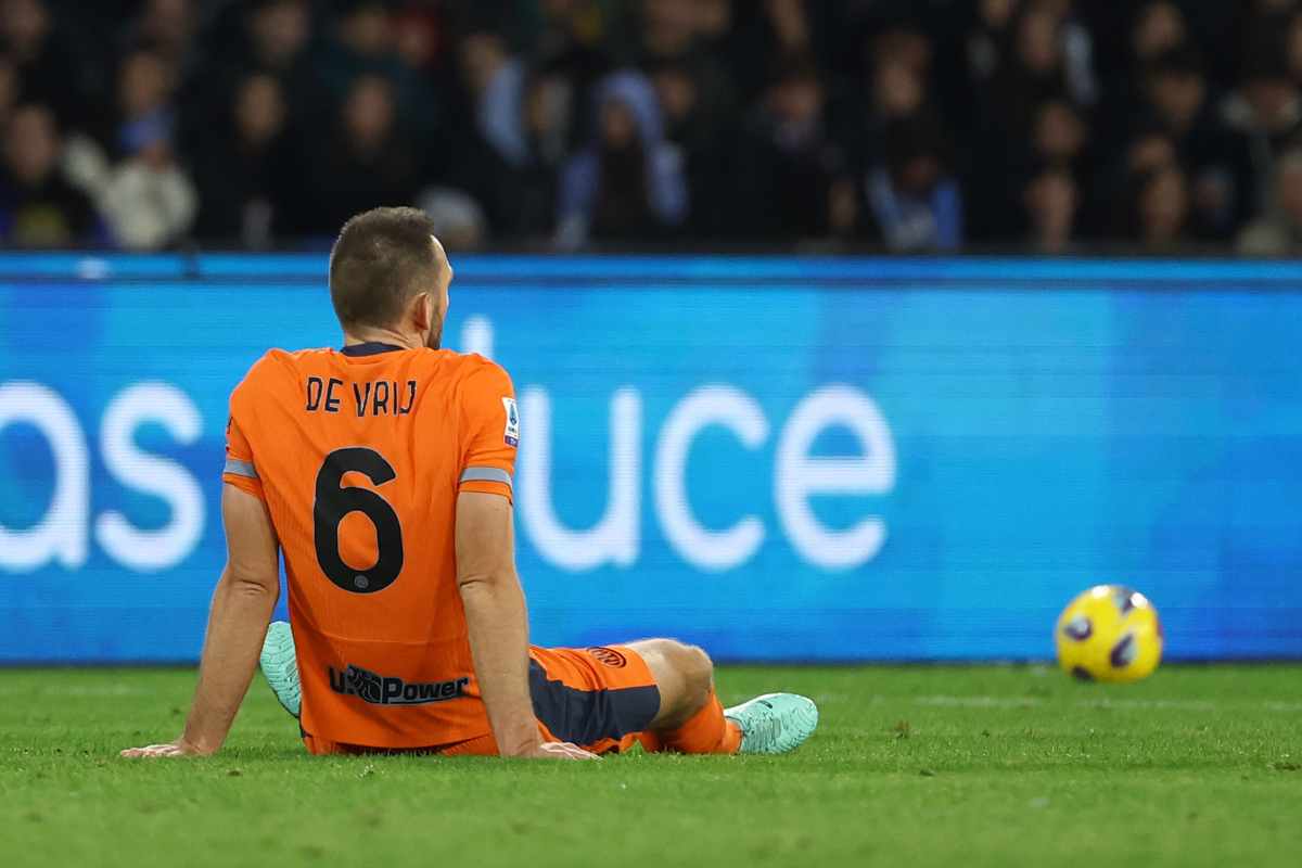 Ko per de Vrij durante Napoli-Inter