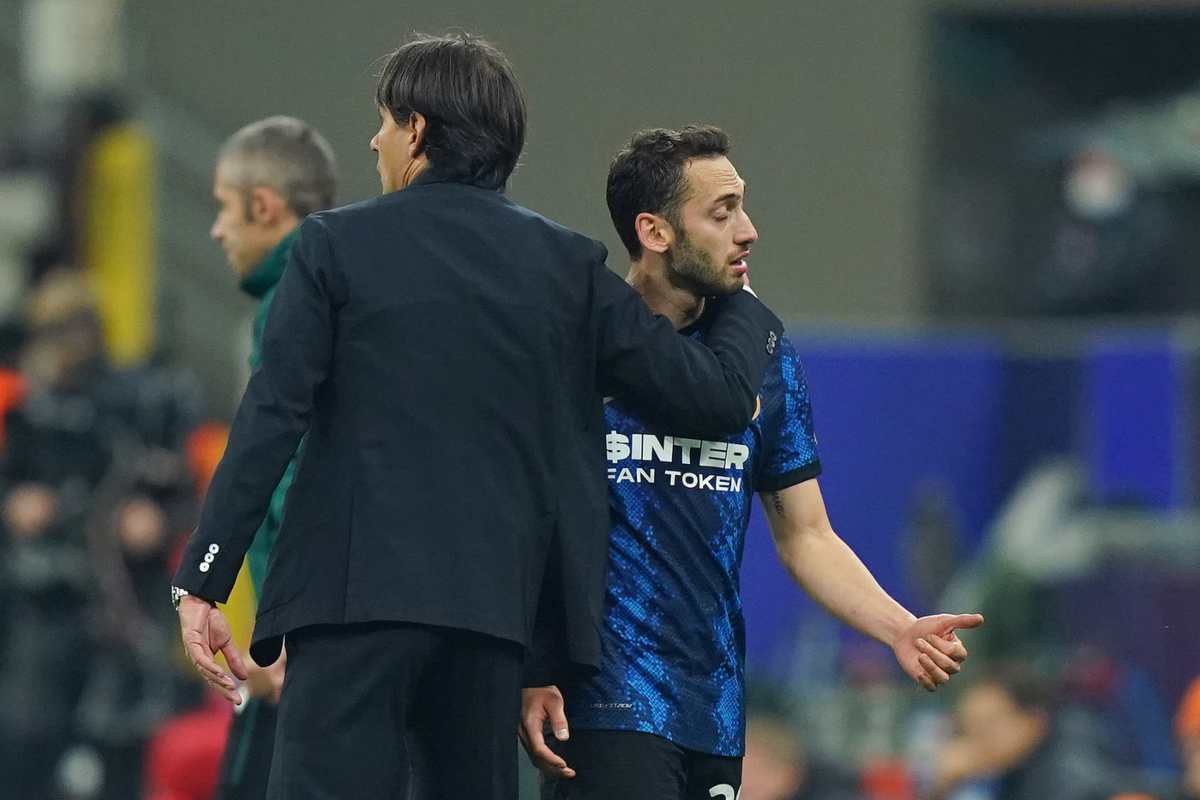 Fa discutere la sostituzione di Calhanogliu nel derby perché già ammonito: Inzaghi nel mirino