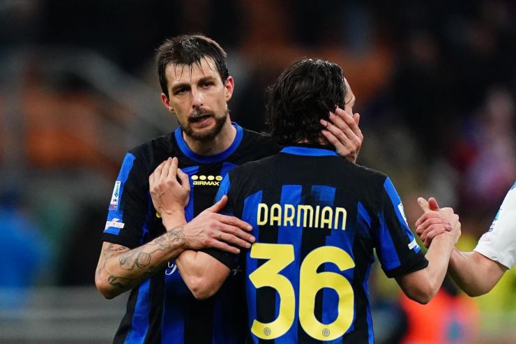 Acerbi e Darmian si abbbracciano