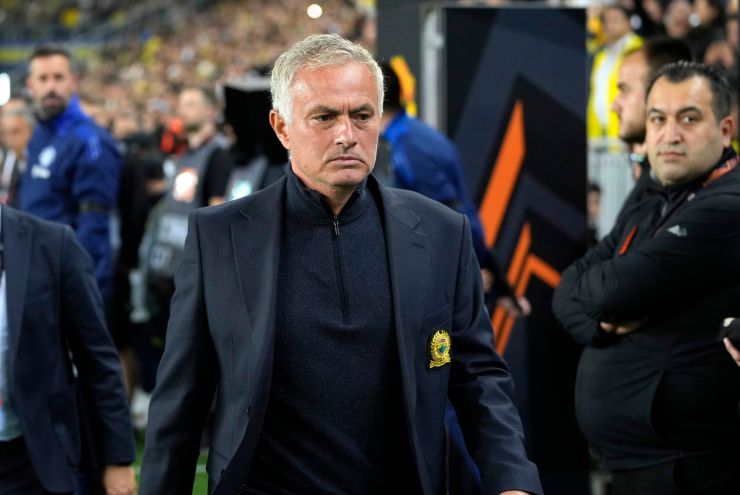 Jose Mourinho nero dopo il match di Europa League