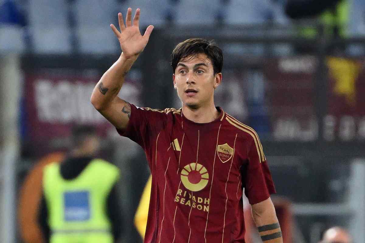 Paulo Dybala con la maglia della Roma