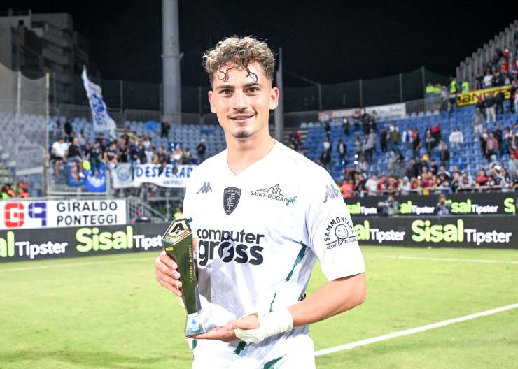 Sebastiano Esposito premiato dopo un match