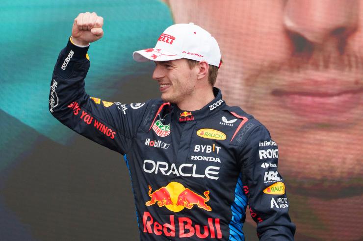 Max Verstappen esulta dopo la vittoria nel GP di Montreal