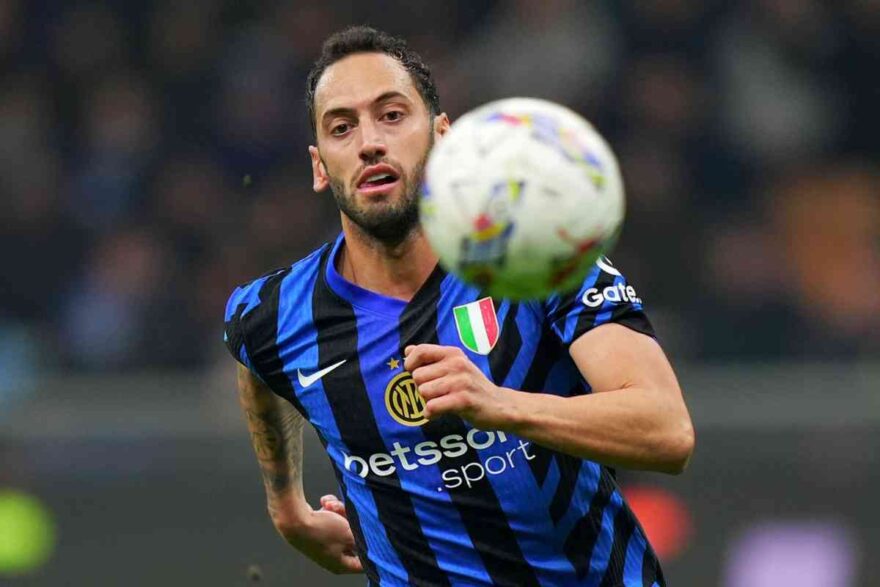 Calhanoglu in campo con l'Inter