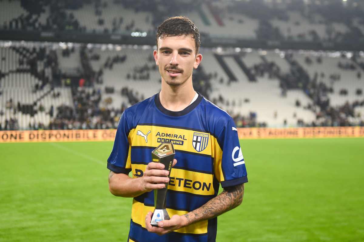 Enrico Delprato con il trofeo di migliore in campo in Juve-Parma