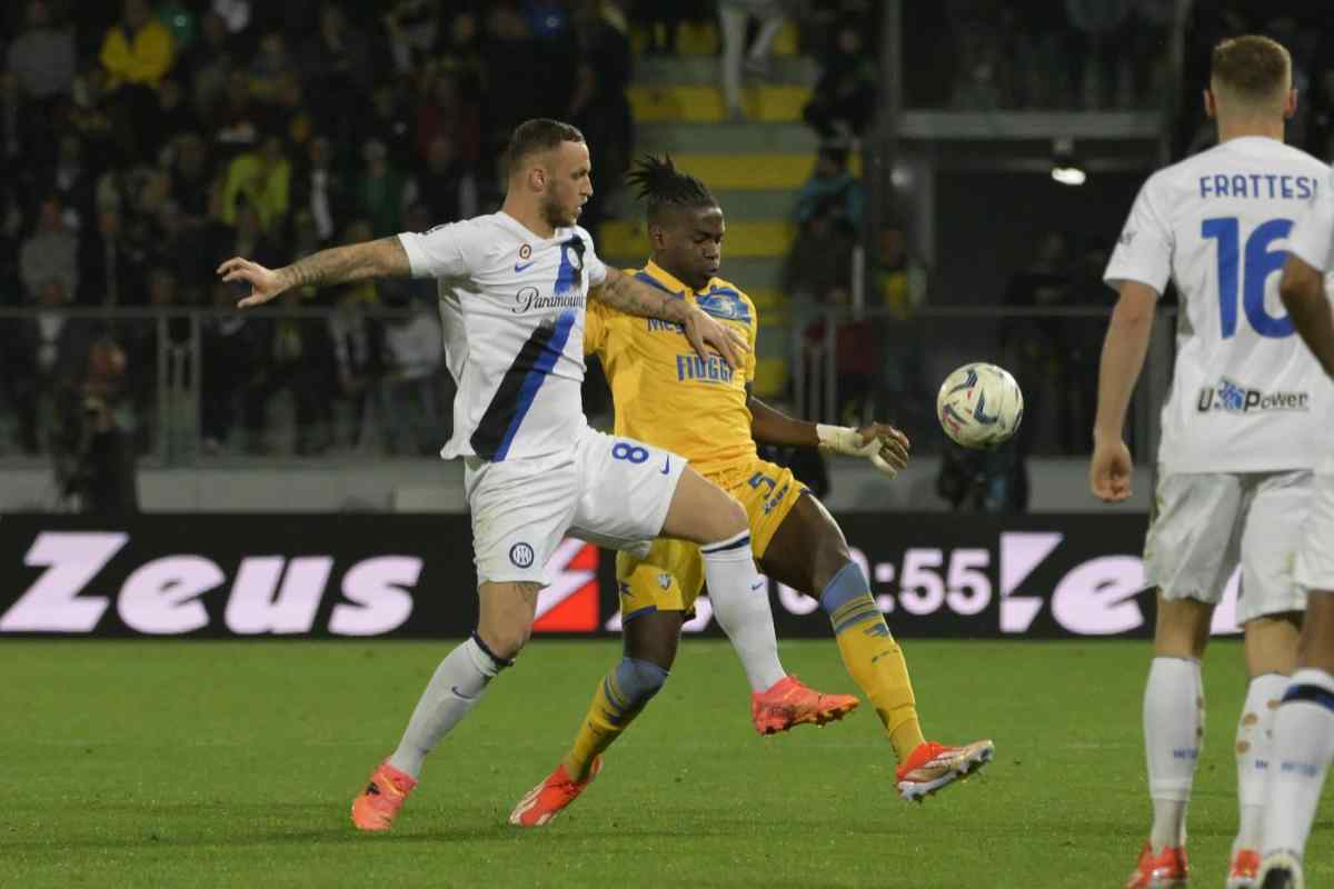 Okoli contrasta Arnautovic in Frosinone-Inter