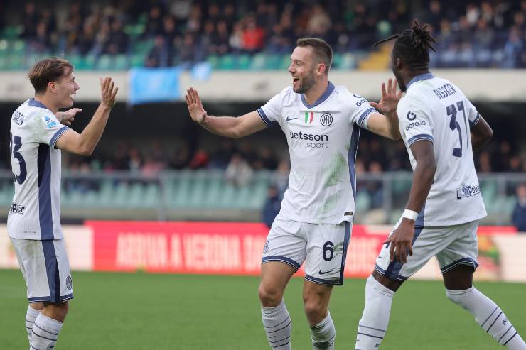 Stefan de Vrij esulta dopo il gol a Verona