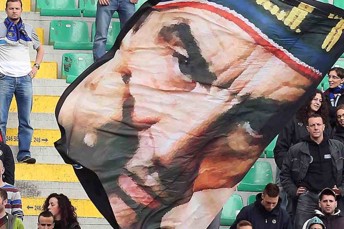 La Curva dell'Inter con l'effige di Peppino Prisco sulla bandiera