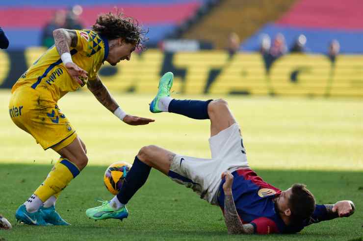 Fabio Silva in azione contro il Barcellona