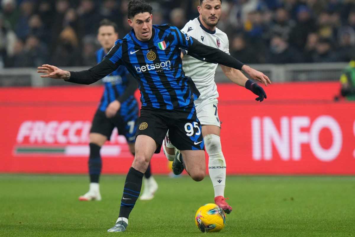 Alessandro Bastoni in azione contro il Bologna