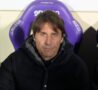 Antonio Conte seduto in panchina