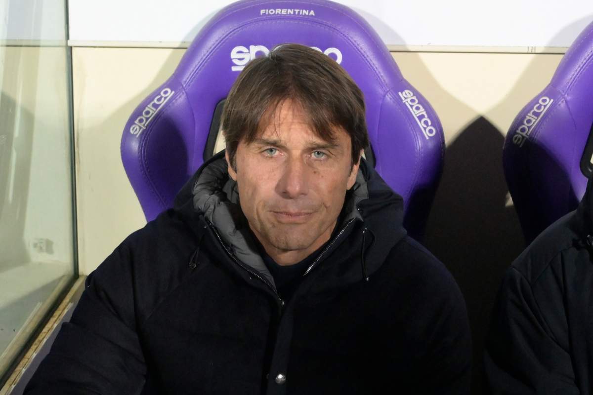 Antonio Conte seduto in panchina