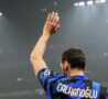 Hakan Calhanoglu saluta i tifosi dell'Inter