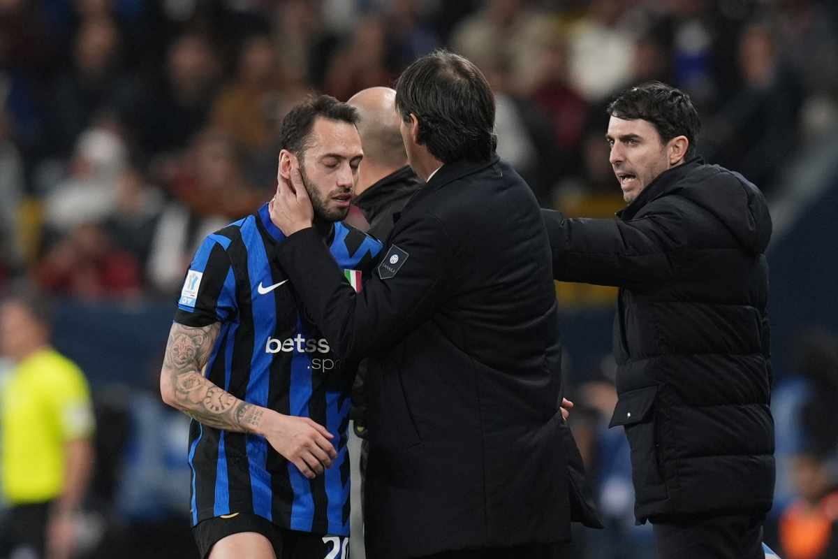 Calhanoglu salutato da Inzaghi