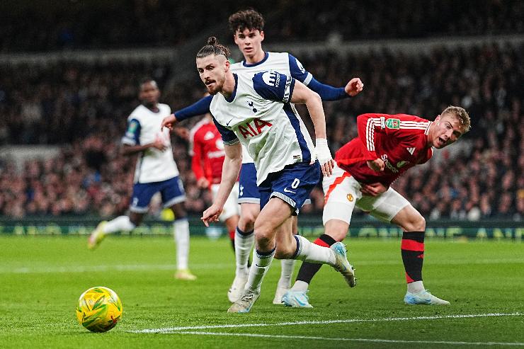 Dragusin in azione con la maglia del Tottenham