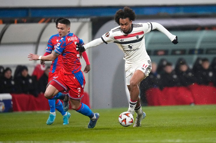 Joshua Zirkzee in azione con il Manchester United