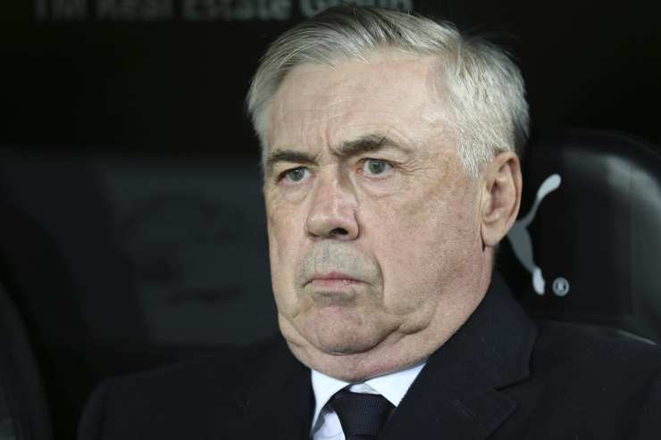 Ancelotti serio in panchina