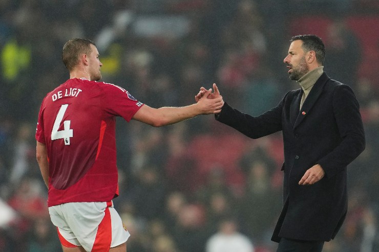 La stretta di mano tra de Ligt e van Nistelrooy 