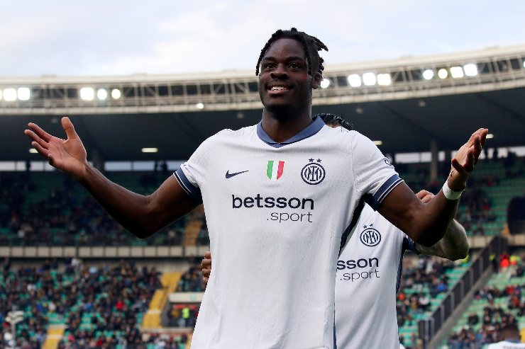 Yann Bisseck esulta dopo il gol con la maglia dell'Inter