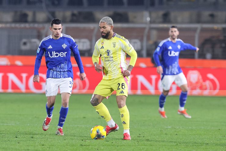 Douglas Luiz su azione