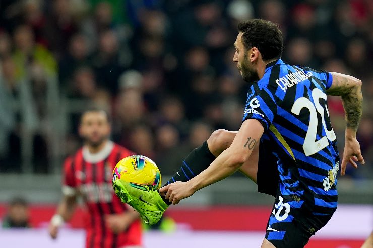 Calhanoglu su azione nel derby