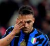 Lautaro pensieroso, accostato all'Arsenal