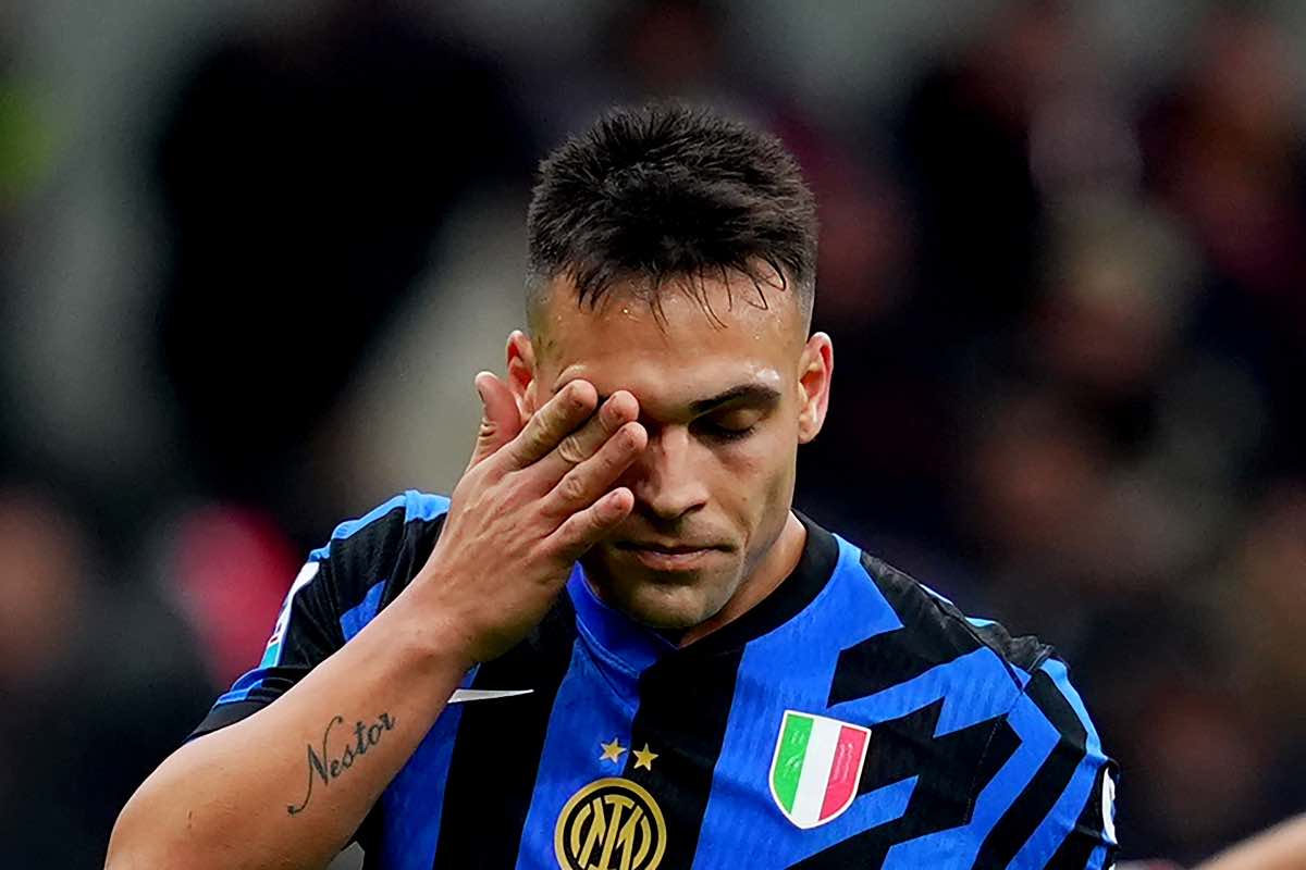 Lautaro pensieroso, accostato all'Arsenal