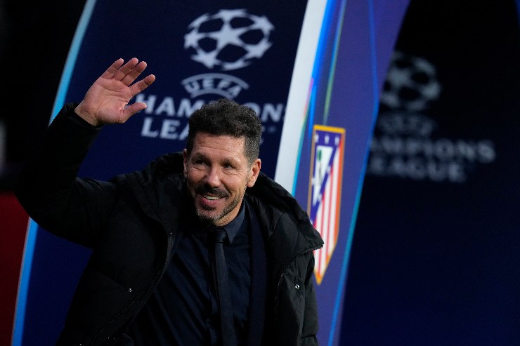 Diego Simeone, tecnico dell'Atletico Madrid, saluta i tifosi