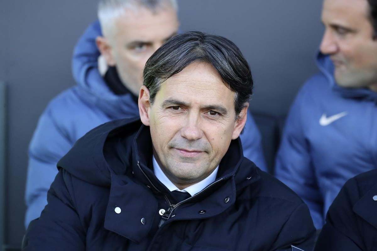 Simone Inzaghi sorridente in panchina