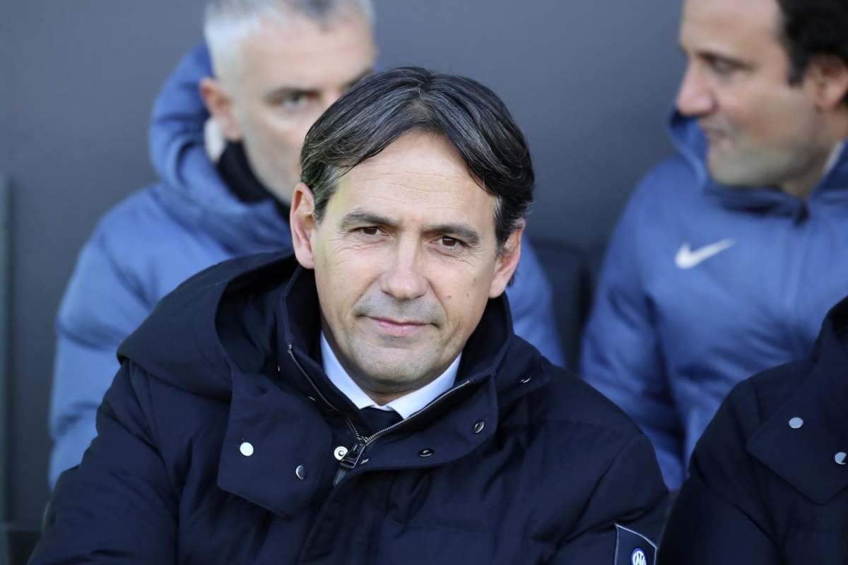 Simone Inzaghi sorridente in panchina