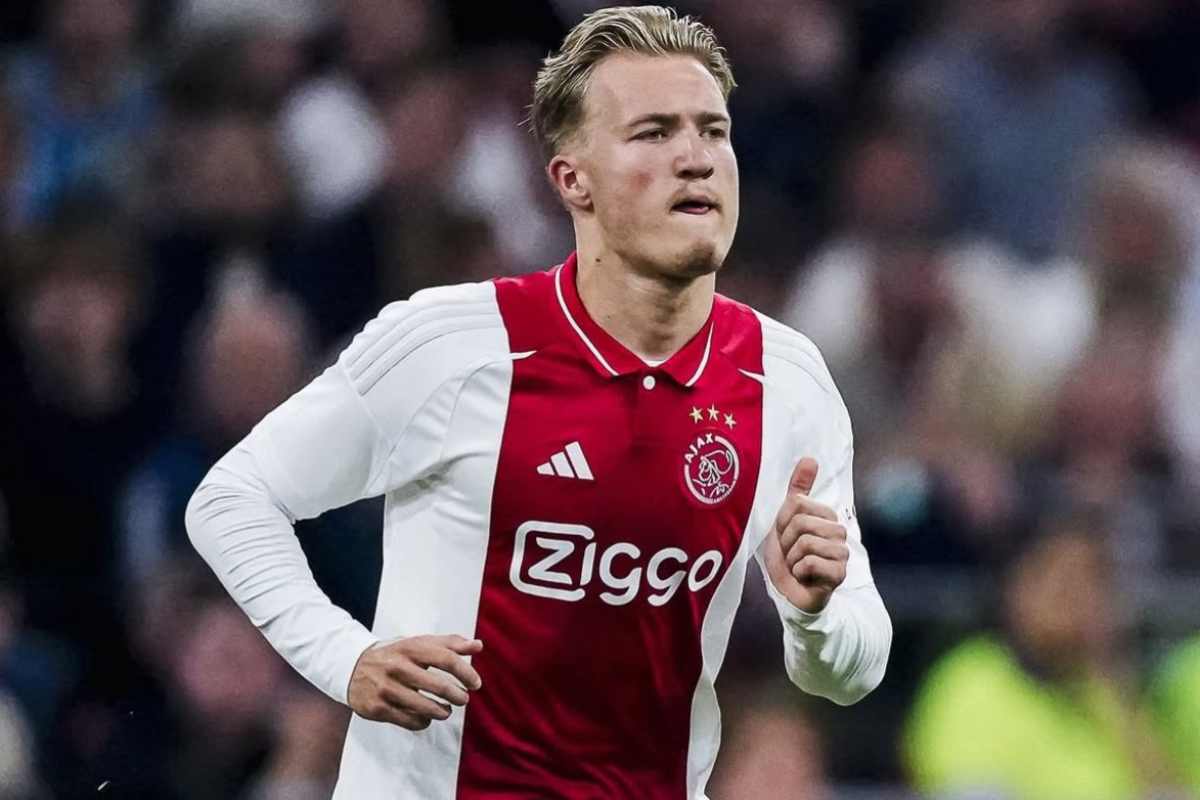 Rijkhoff corre con la maglia dell'Ajax