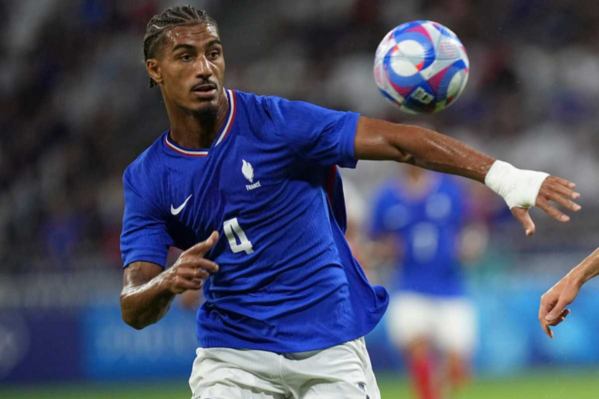 Loic Badé con la maglia della Francia