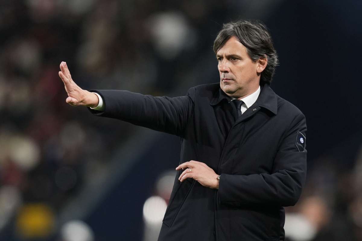 Simone Inzaghi dà indicazioni dalla panchina