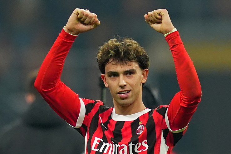 Joao Felix esulta con la maglia del Milan