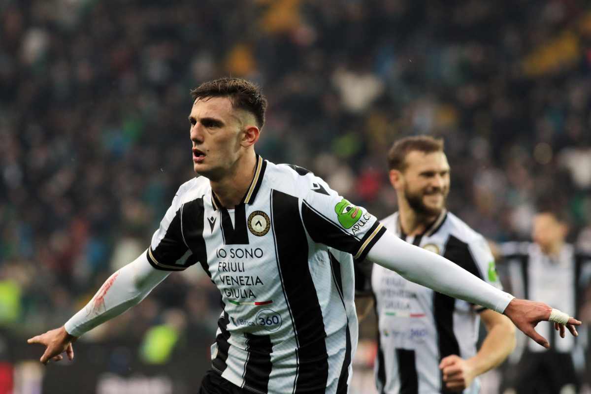 Lorenzo Lucca esulta in Udinese-Roma