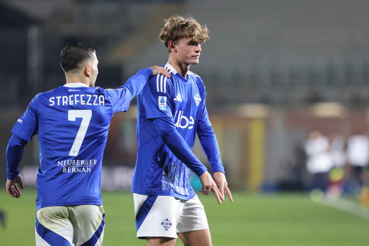 Nico Paz esulta dopo un gol