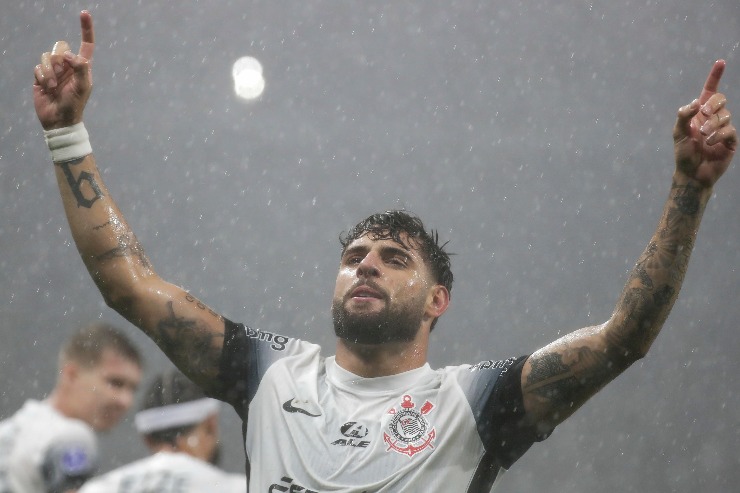 Yuri Alberto esulta con la maglia del Corinthians