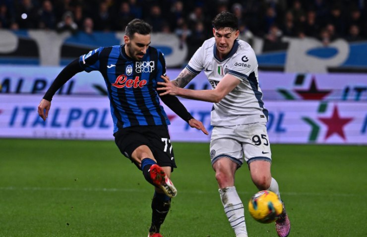 Alessandro Bastoni in azione contro l'Atalanta