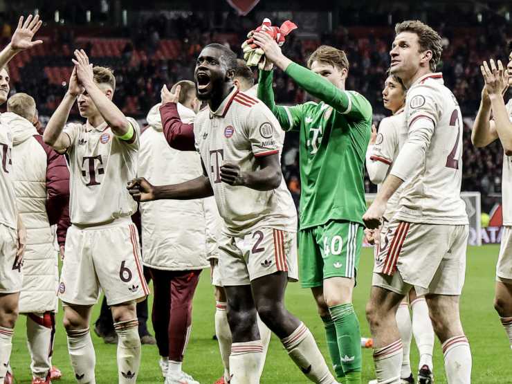 Bayern Monaco: i giocatori festeggiano in campo