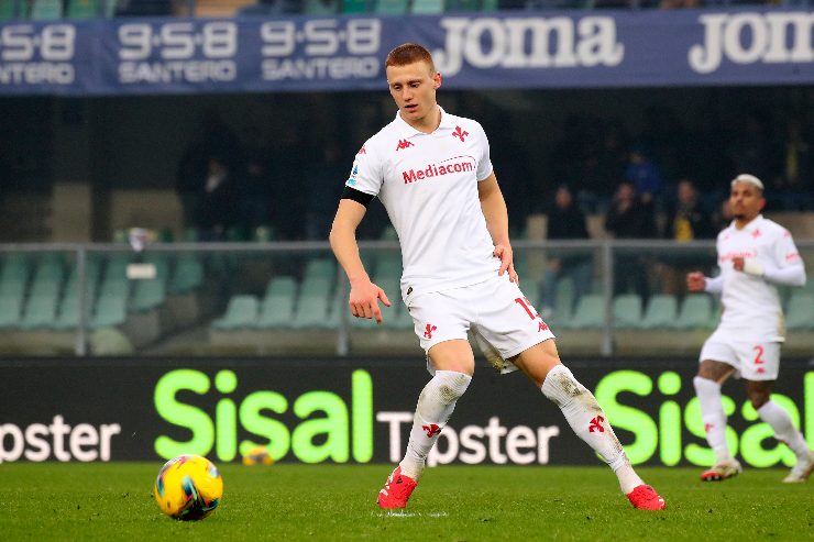 Pietro Comuzzo in azione con la maglia della Fiorentina