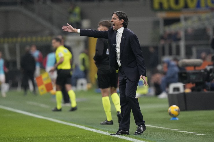 Simone Inzaghi al di fuori dell'area tecnica