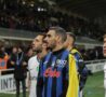 I giocatori di Atalanta e Inter durante la sospensione del match