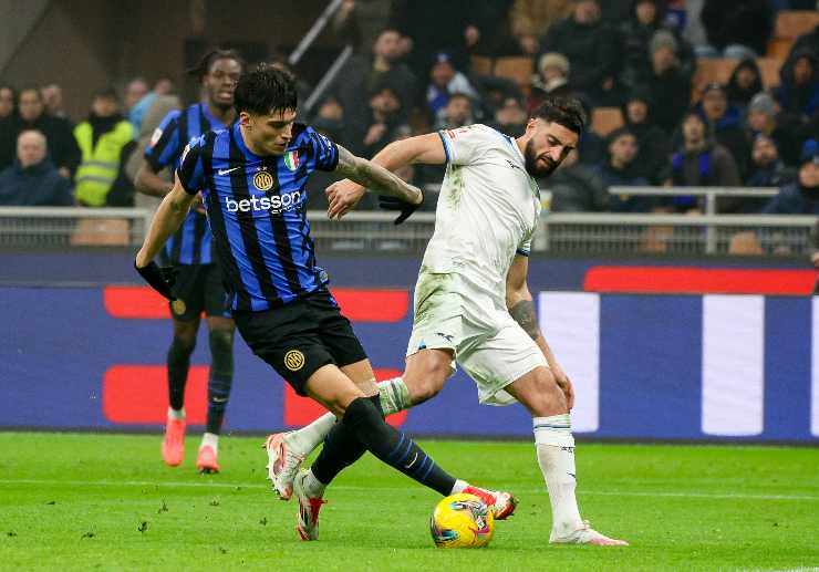 Joaquin Correa contrastato da Gigot in Inter-Lazio