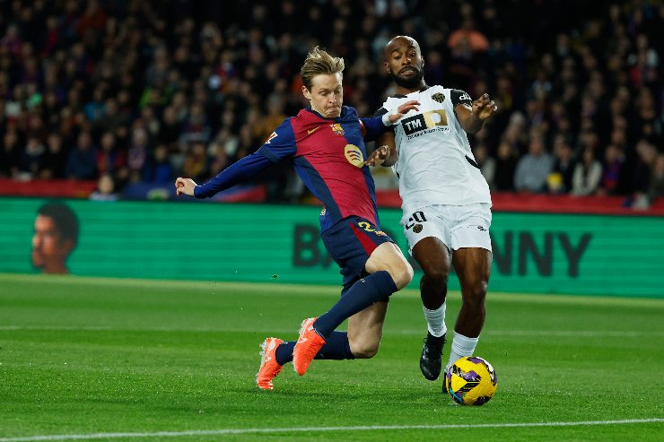 Frenkie de Jong in azione con la maglia del Barcellona