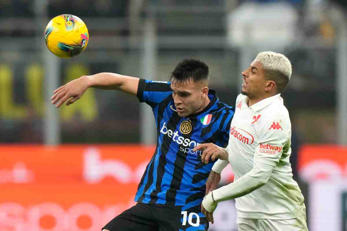 un contrasto di gioco tra Dodo e Lautaro Martinez