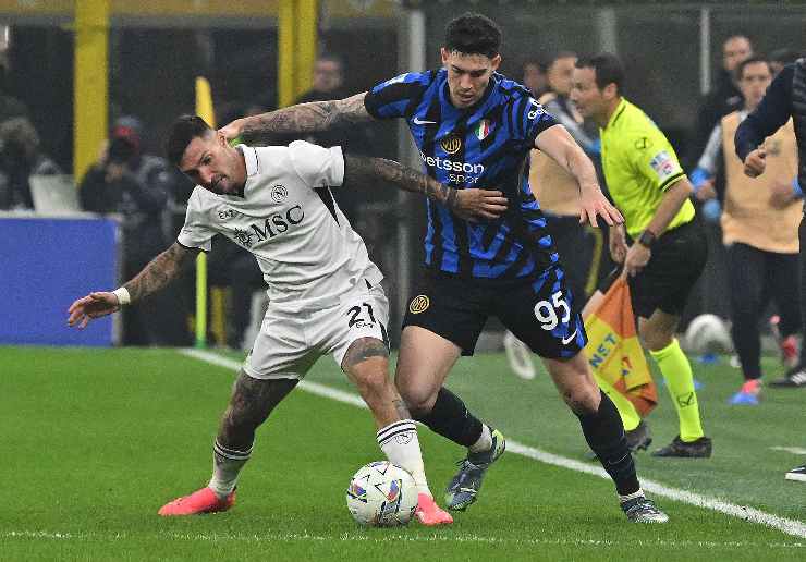 Bastoni contrasta Politano in Inter-Napoli