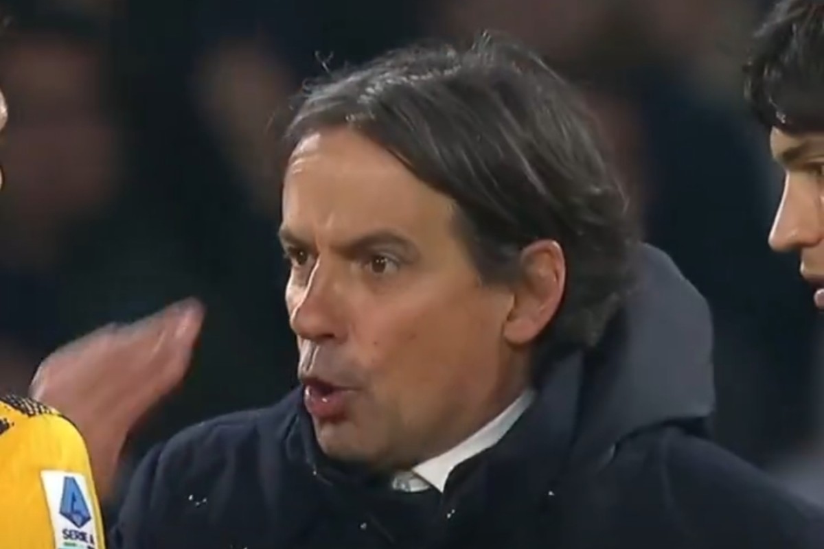 Inzaghi parla ai suoi calciatori durante Napoli-Inter